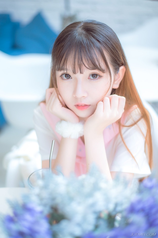 一股难言的压力压在吕蒙身上，那无数双汇聚过来的目光，在这一刻，仿佛一座大山一般压下来，这一刻，吕蒙能够深刻的体会到周瑜在这座大营之中的影响力。